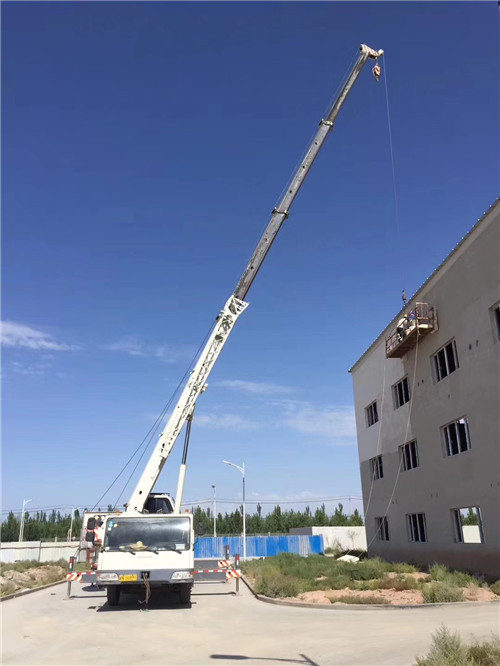 香河县“轻装强干”—— 吊车的 “轻量化臂架” 技术